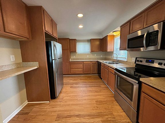 4th image of 23643 Parklawn St