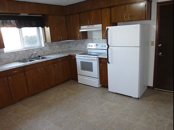3rd image of 321 NE Damson Ave APT B