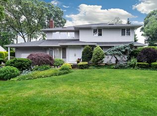 49 Knollwood Rd, Roslyn, NY 11576