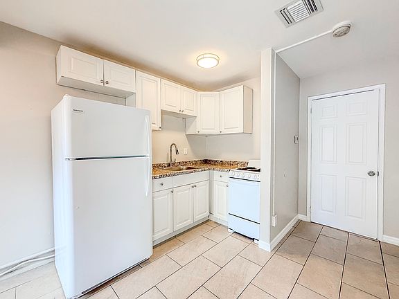 2nd image of 509 O St #5