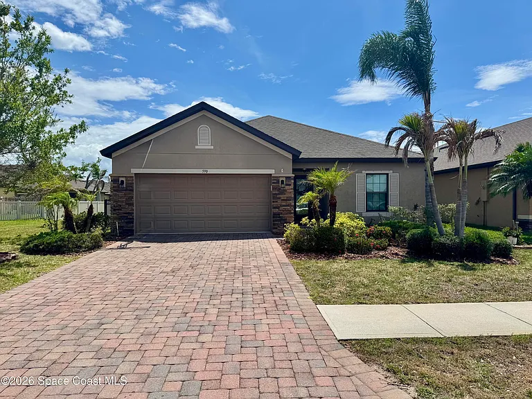 590 Trymore Dr SE — Photo 1