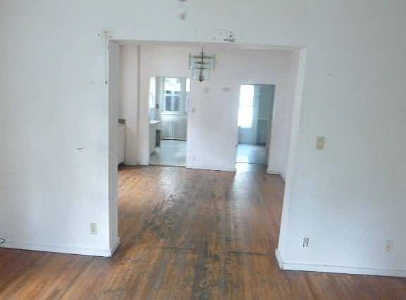 3rd image of 730 E Montrose St