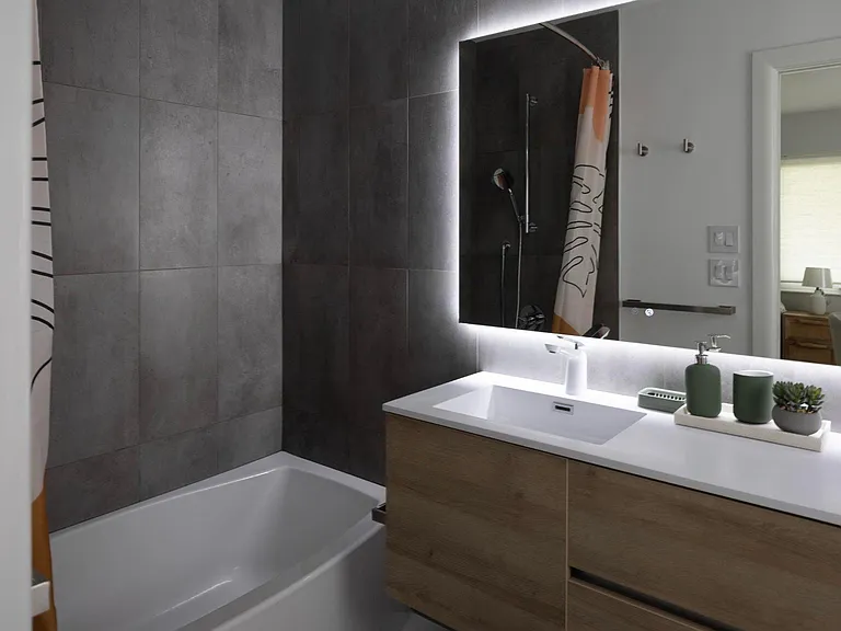 Master bathroom #1 with full sized soak bath tub. Master bathroom #1 with full sized soak bath tub. 5 start hotel quality eco toiletries and disposable slippers. White towels.