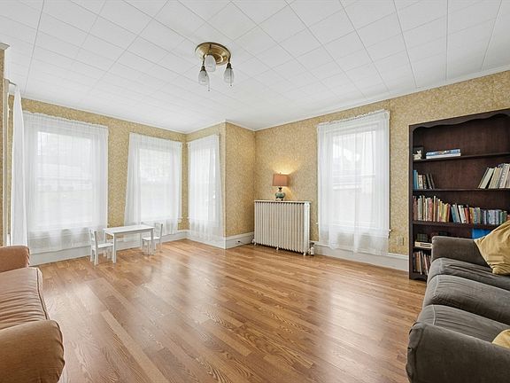 5th image of 216 Walnut St