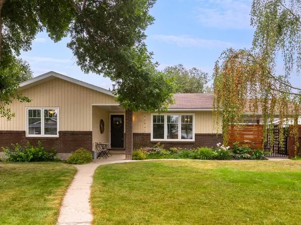 313 N 11th Ave SW, High River, AB T1V 1A6