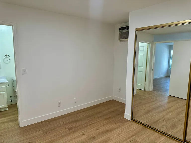 10911 Bloomfield St — Photo 3