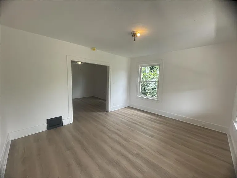 1439 Maryland Ave — Photo 12