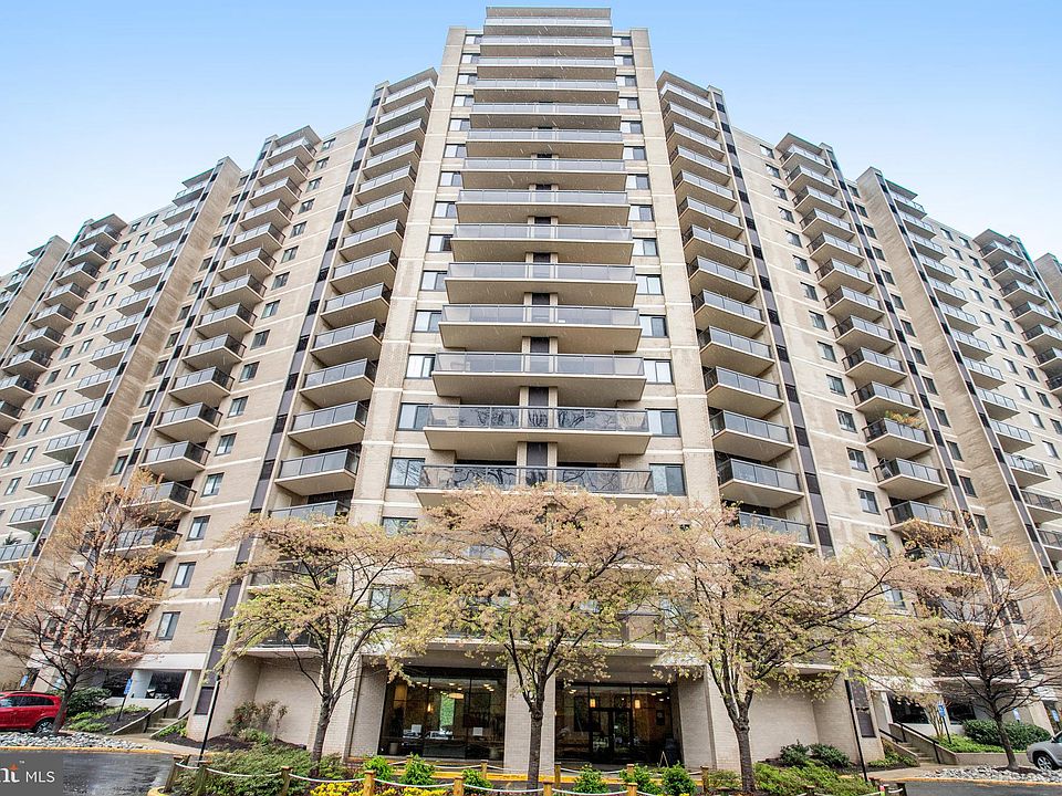 1st image of 307 Yoakum Pkwy APT 920