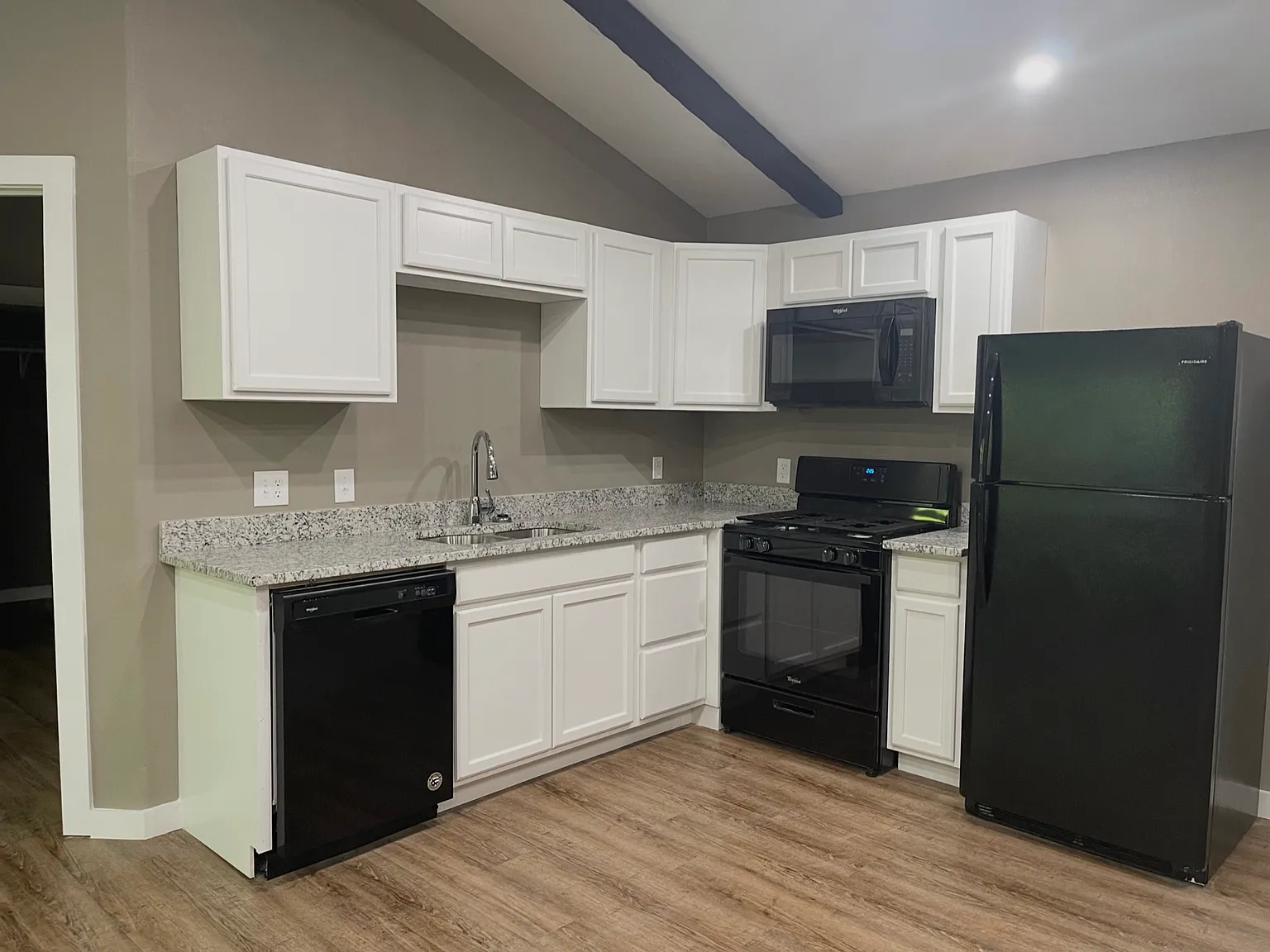 1 bed, 950 sqft, $875 — Photo 3