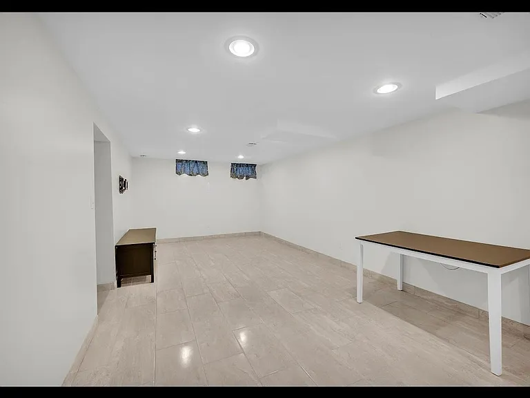 18925 Carlysle Ave — Photo 8