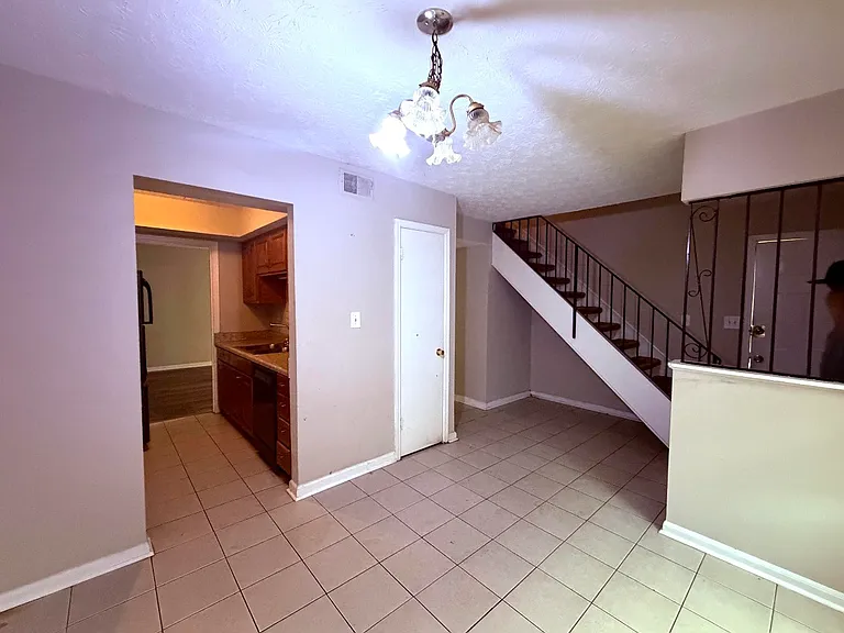 2611 Stratford Ln — Photo 3