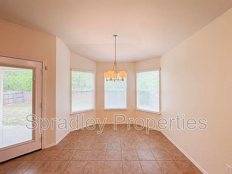 1315 Starlight Dr — Photo 3
