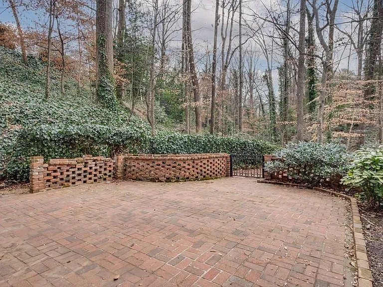 4601 Club Cir NE — Photo 23