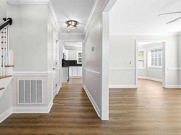 3rd image of 209 James St