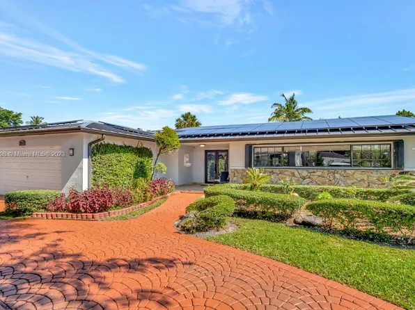7253 Loch Ness Dr, Miami Lakes, FL 33014