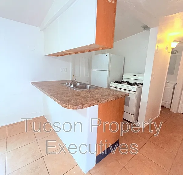 1644 N Beverly Ave — Photo 3