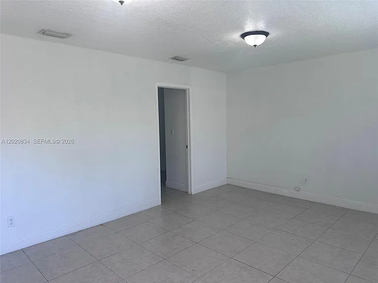 2806 SW 35th Ave #1 — Photo 9