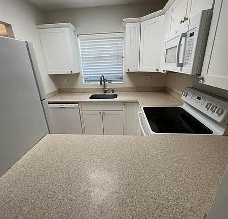 3rd image of 540 SE 2nd Ave APT J4
