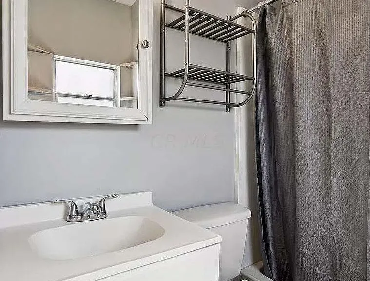 3180 Calumet St — Photo 2
