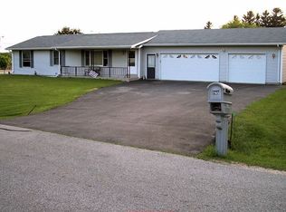 785 Hawthorn Ln, Hartford, WI 53027