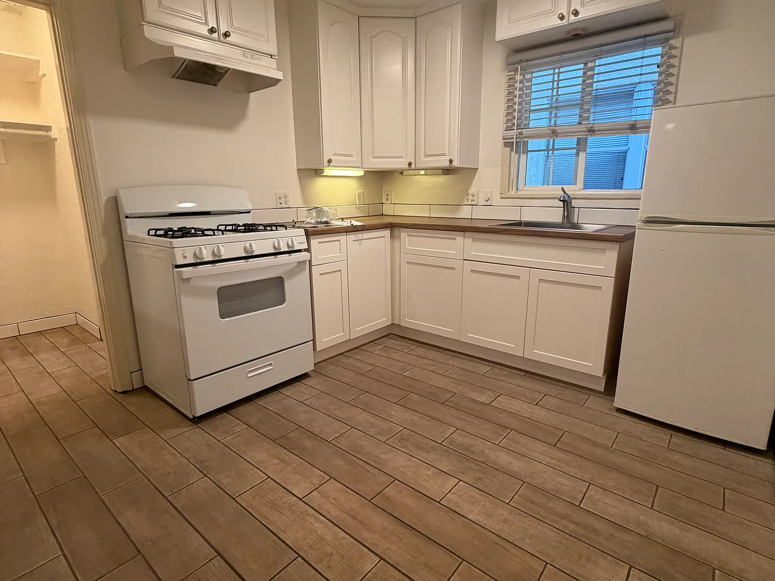 Studio, 400 sqft, $1,895 — Photo 3