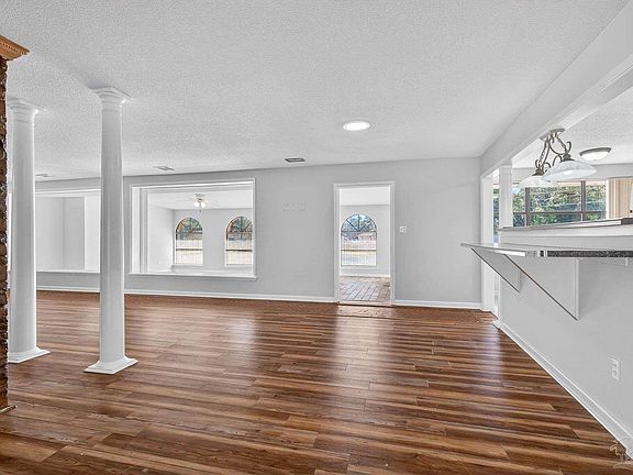 5th image of 8 Manor Dr