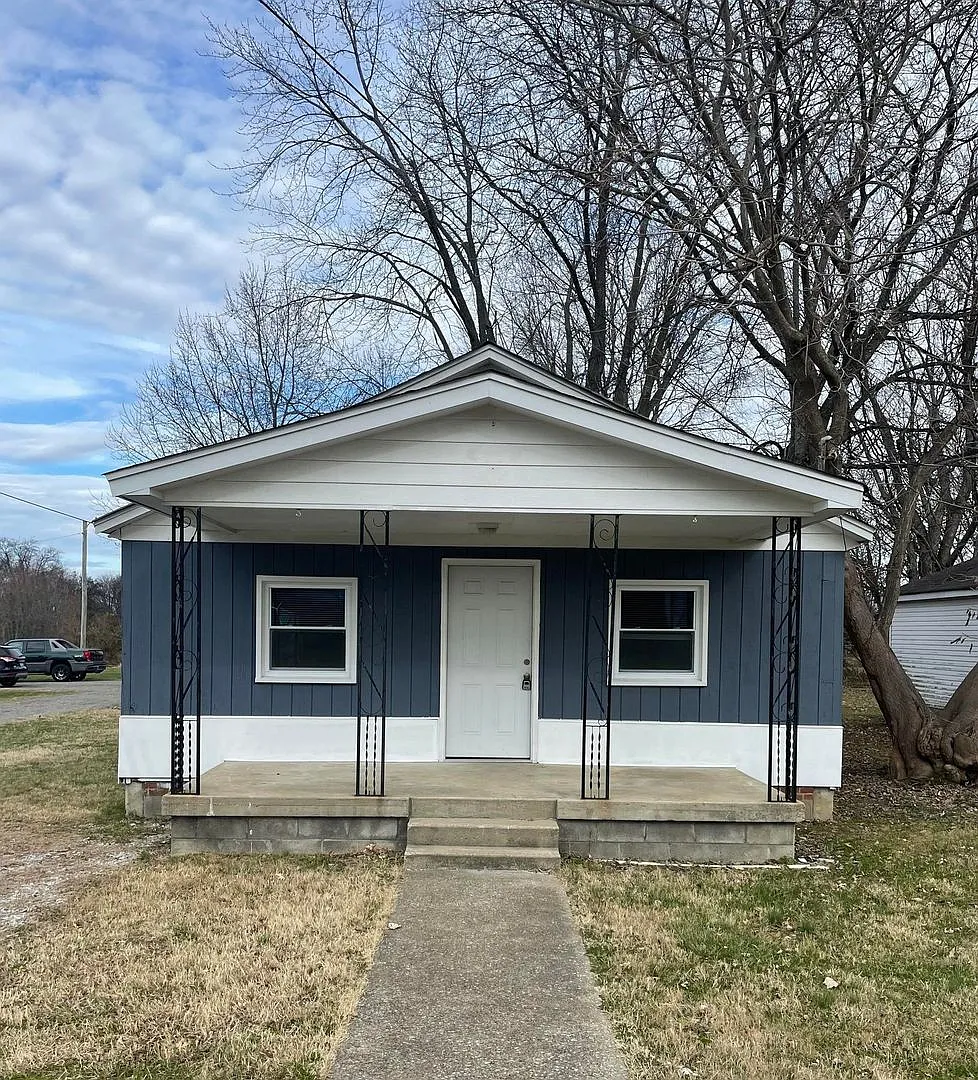 2 Bedroom/1 Bath Home with Detached Garage — Photo 2