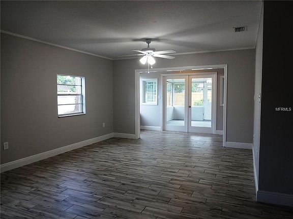5th image of 300 Larkwood Dr