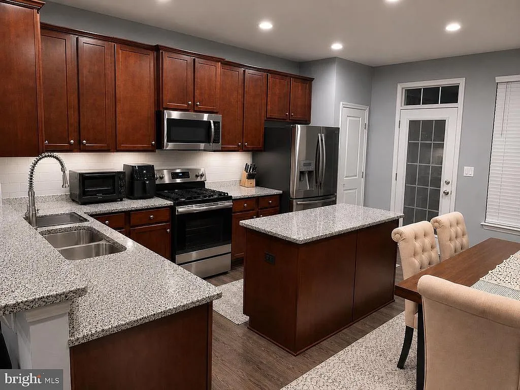 3 bed, 3.0 bath, 1504 sqft, $2,800 — Photo 3