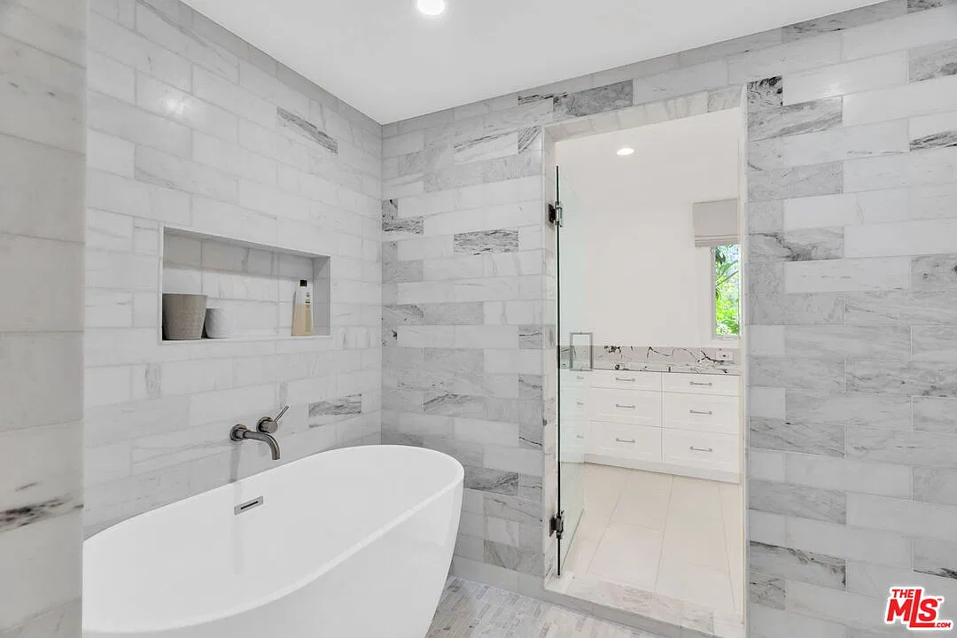 5 bed, 4.5 bath, 3734 sqft, $25,000 — Photo 2