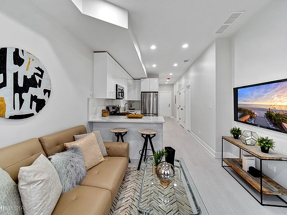 3rd image of 2739 W Fullerton Ave #2