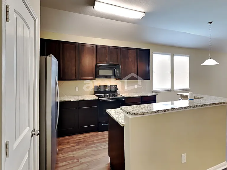 2324 Shady Tree Ln — Photo 4