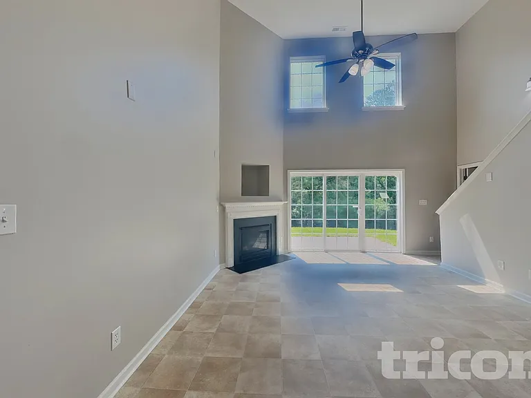 910 Statler Dr — Photo 2