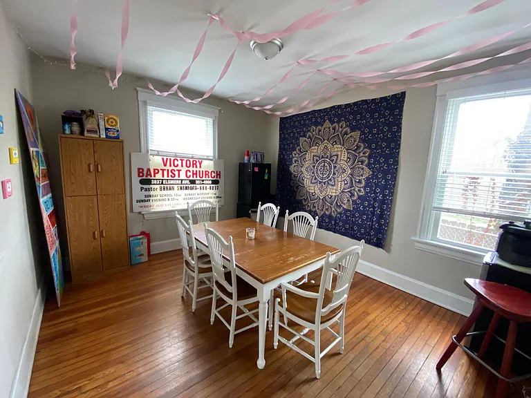 2124 Hudson Ave — Photo 4