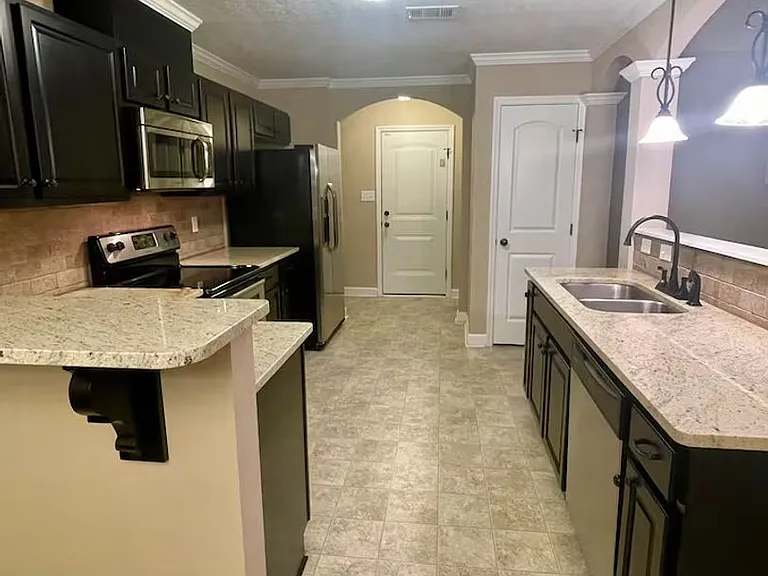 1007 Rosland Cir — Photo 4