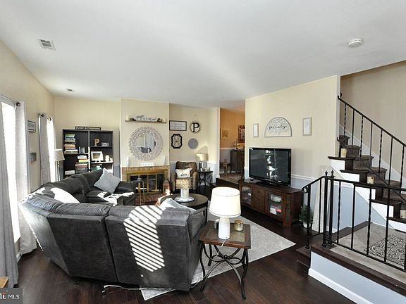3rd image of 19 Blackhawk Ct