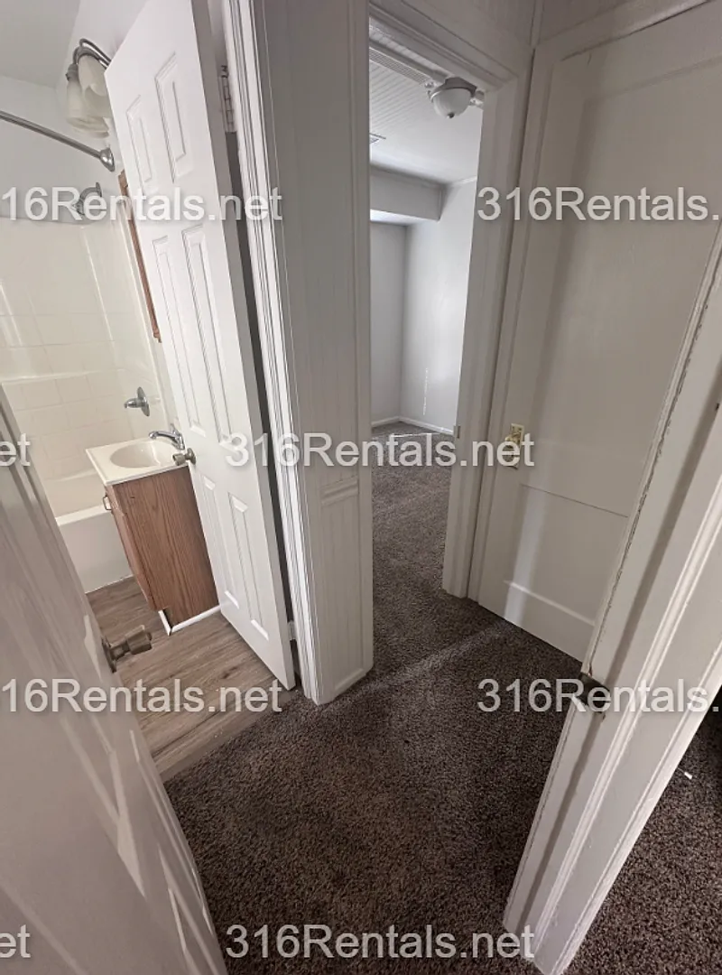 $895 - 2 bedroom / 1 bathroom - Single Family Home — Photo 4
