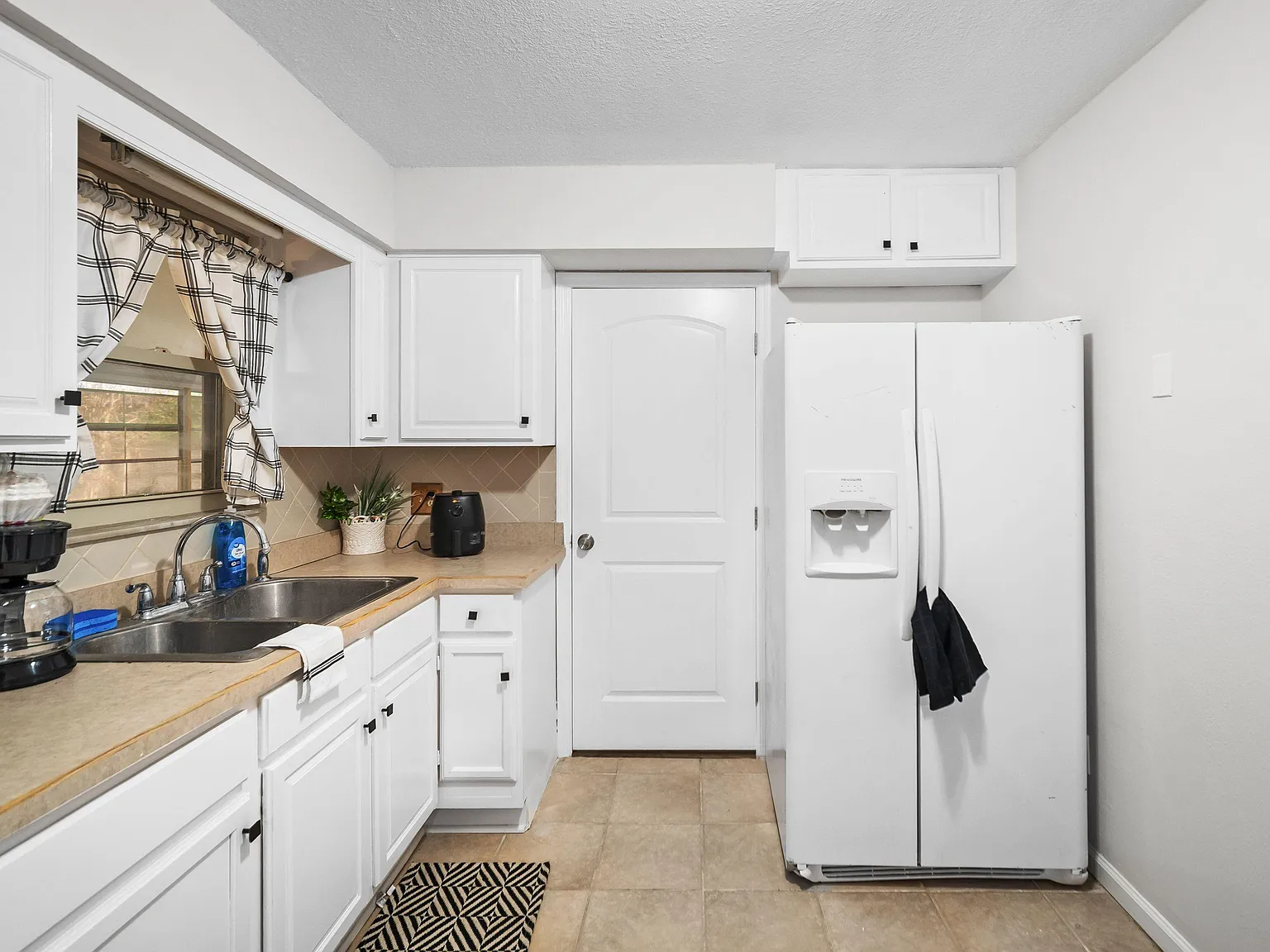 4 bed, 4.0 bath, 1834 sqft, $750 — Photo 4