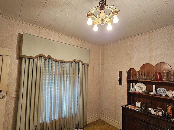 3rd image of 528 Charles St