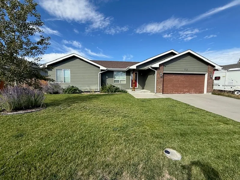 2 bed, 2.0 bath, 2696 sqft, $1,900 — Photo 1