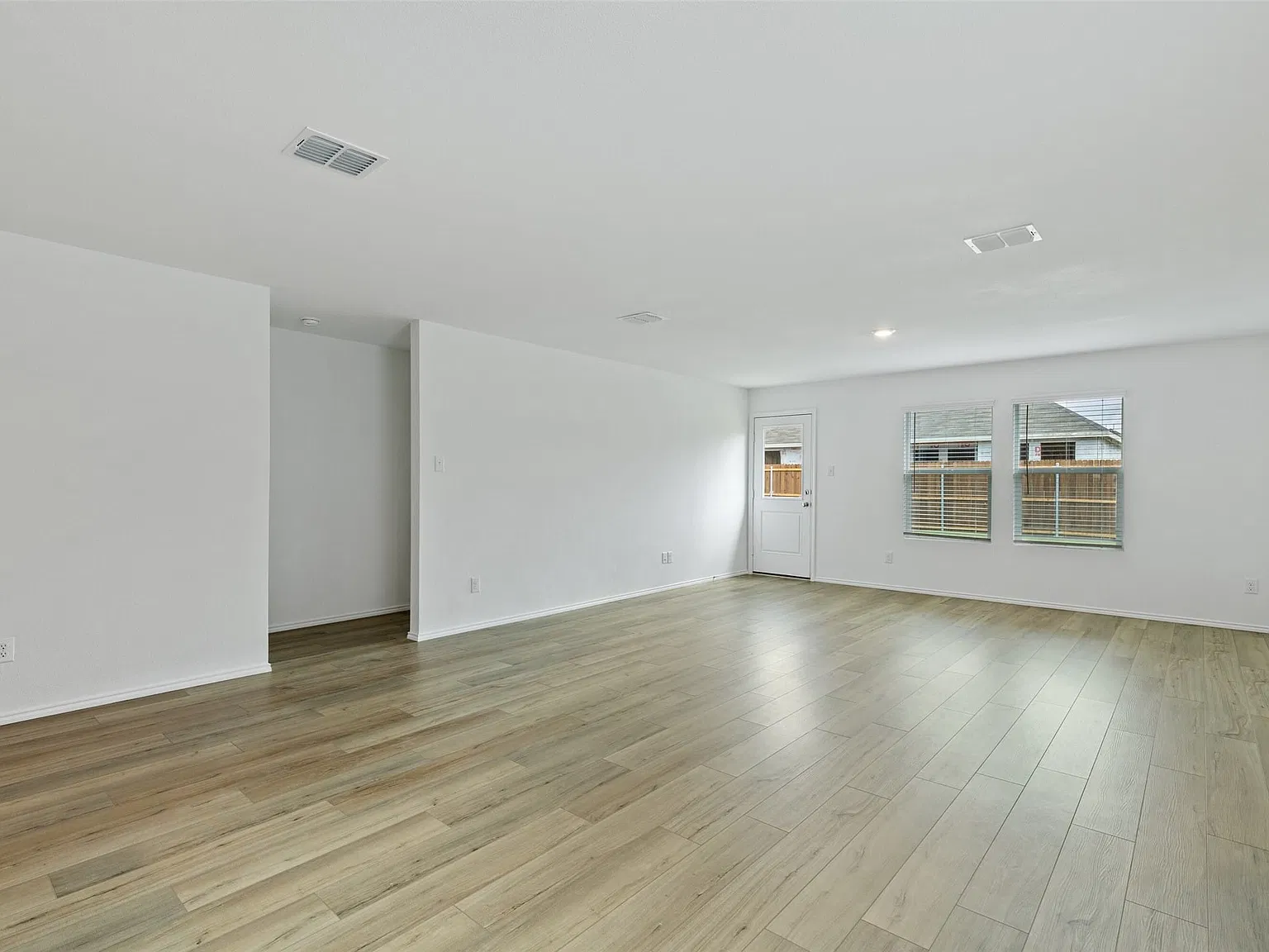 3 bed, 2.0 bath, 1479 sqft, $1,699 — Photo 4