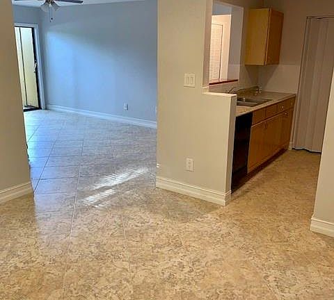 4th image of 2929 Winkler Ave #1002
