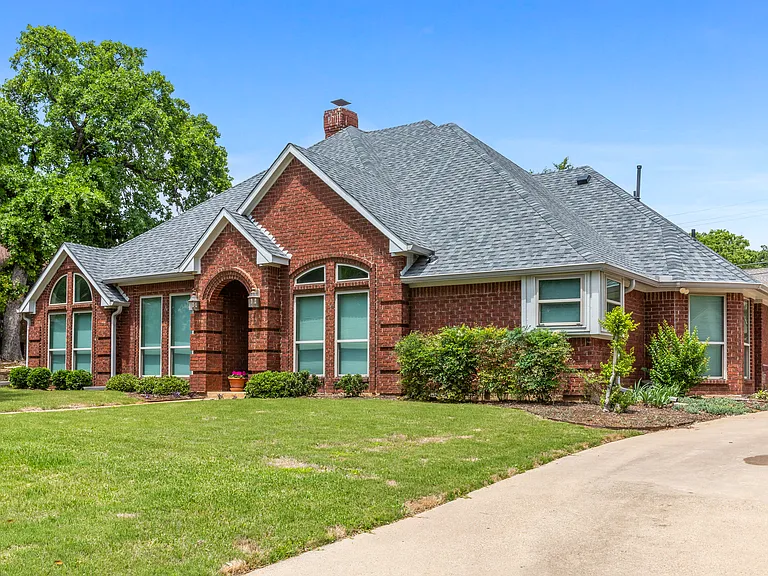 2942 Woodland Hills Dr — Photo 2
