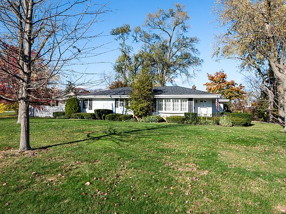 3rd image of 916 N Highland Dr