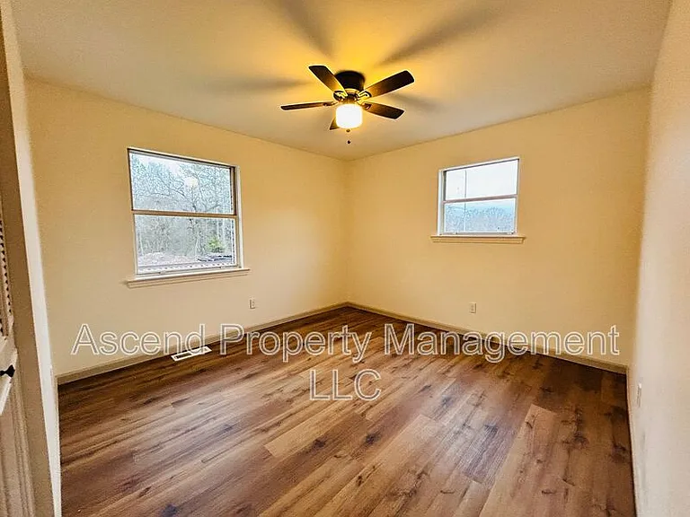 370 Julian Rd — Photo 14