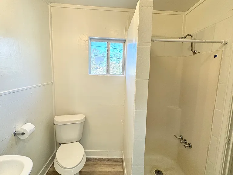 1133 1/2 W Lynwood Ave #R — Photo 12