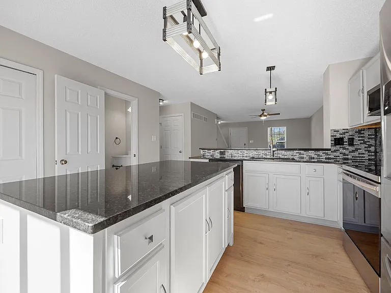 1012 Chesterfield Dr — Photo 11