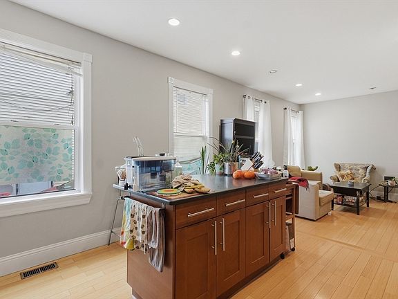 4th image of 26 Chestnut Ave #1