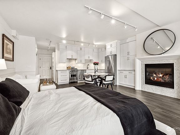 5th image of 2920 Eastlake Avenue E #208