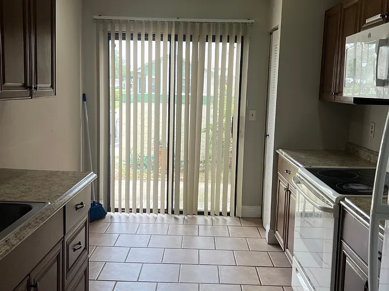 738 SW Claudia Ave — Photo 6